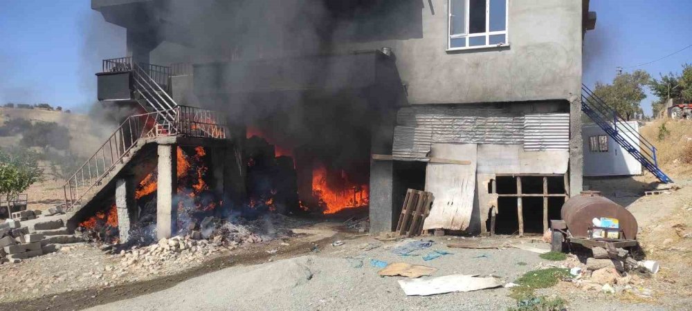 Adıyaman'da çıkan yangın iki katlı evi kullanılamaz hale getirdi