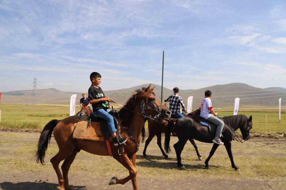 Ardahan'daki At Yarışı final koşuları, sağanak nedeniyle ertelendi