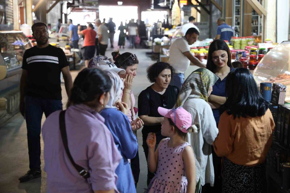 Elazığ'da Kapalı Çarşı’daki gurbetçi yoğunlu