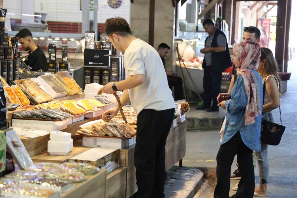 Elazığ'da Kapalı Çarşı’daki gurbetçi yoğunlu