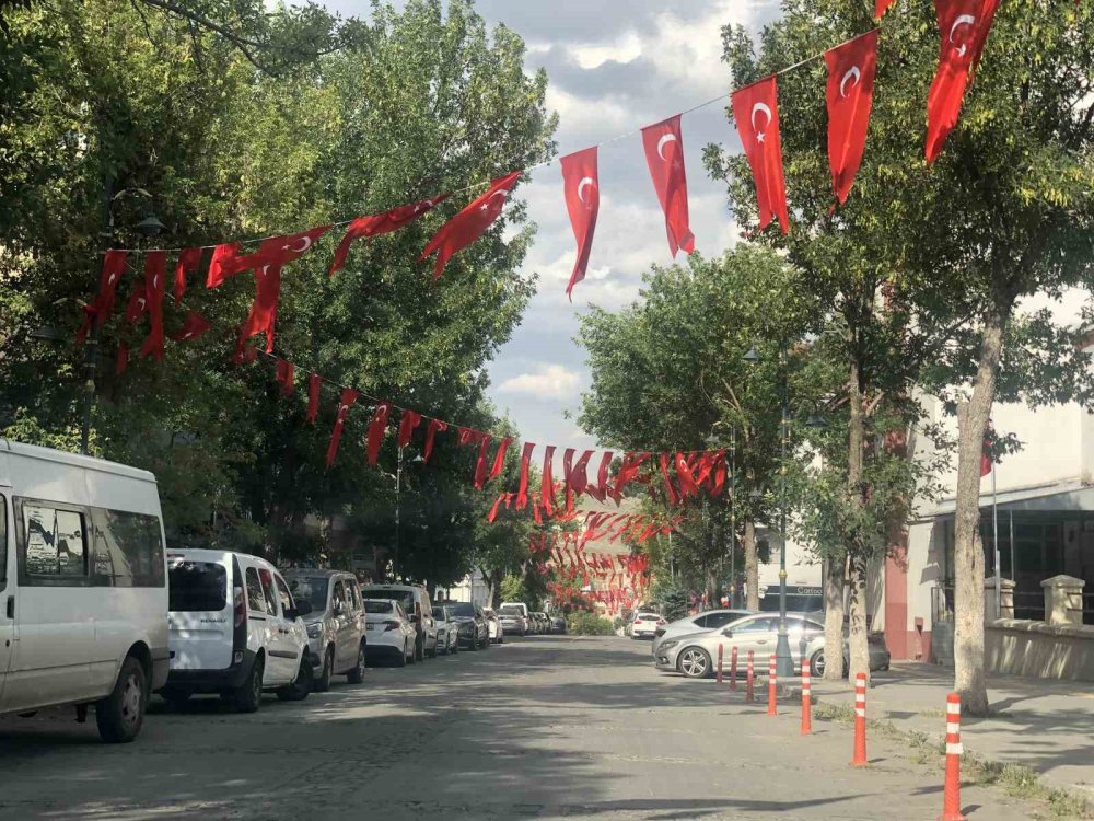 Kars’ta Zafer Bayramı öncesinde caddeler bayraklarla süslendi