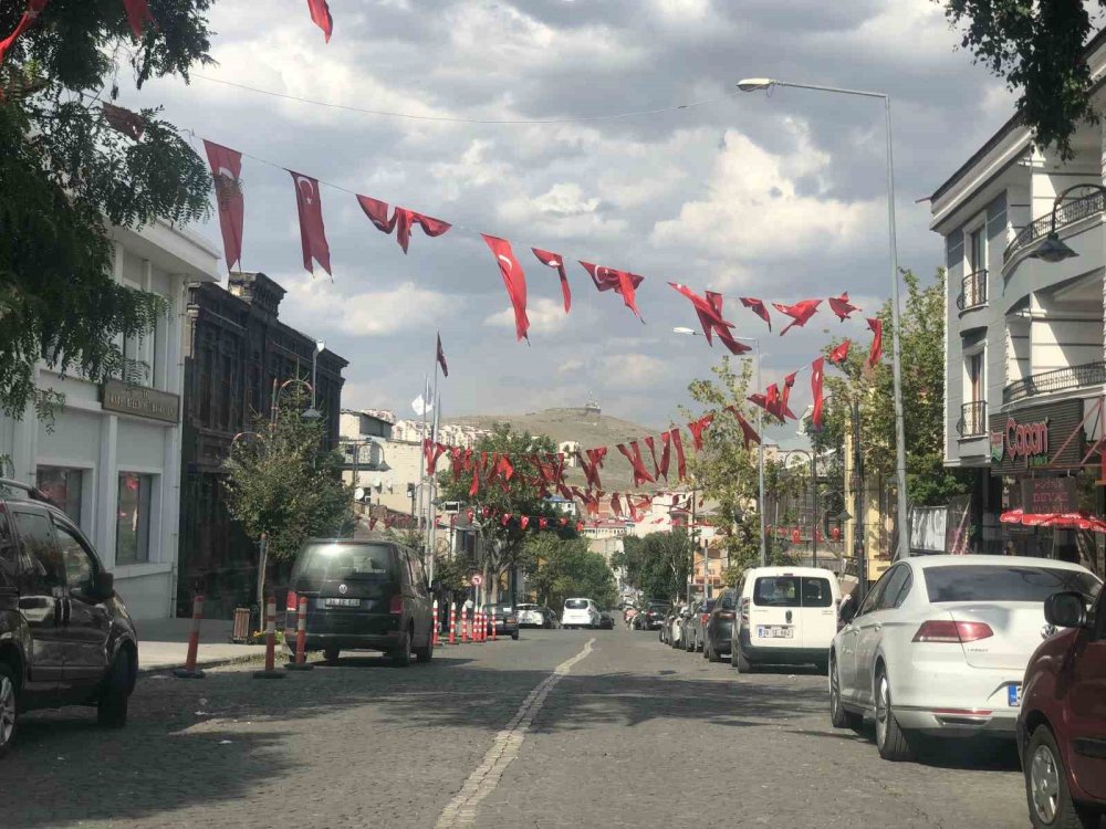 Kars’ta Zafer Bayramı öncesinde caddeler bayraklarla süslendi