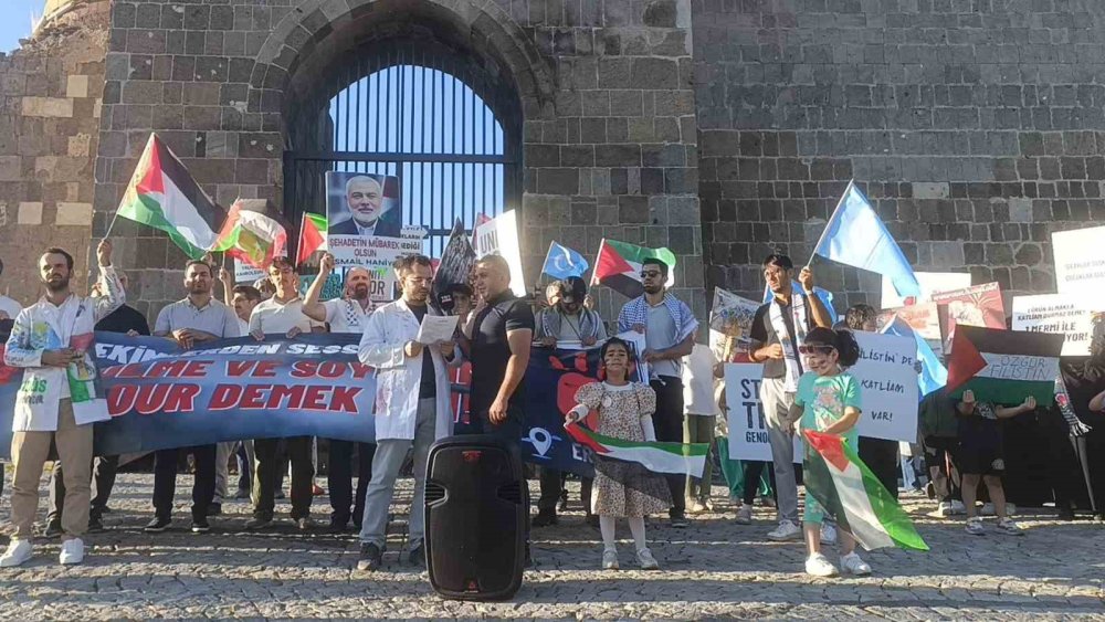 Sağlıkçıların Erzurum’daki sessiz yürüyüşü devam ediyor