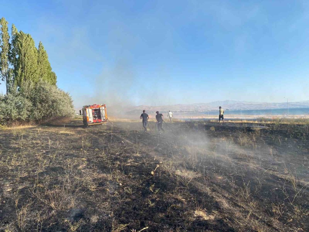 Van’da anız yangını ekipler tarafından söndürüldü