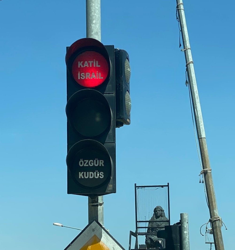 Adıyaman'da trafik lambalarına ‘Katil İsrail’ yazısı