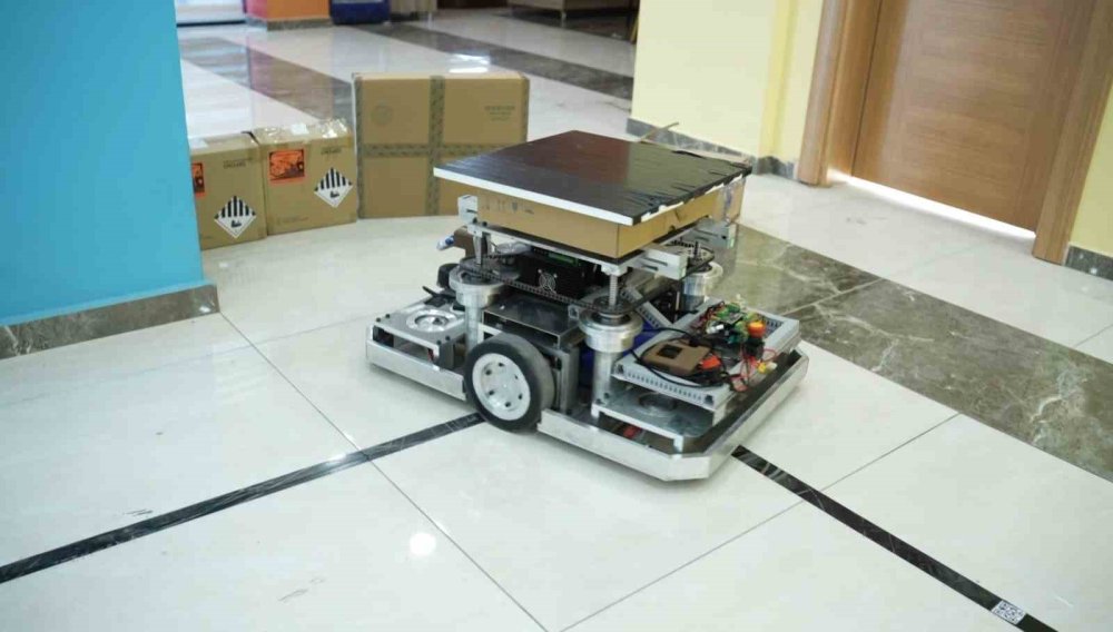 Elazığ'da öğrenciler tamamen otonom çalışan robot üretti: 1 buçuk ton yük kaldırabiliyor