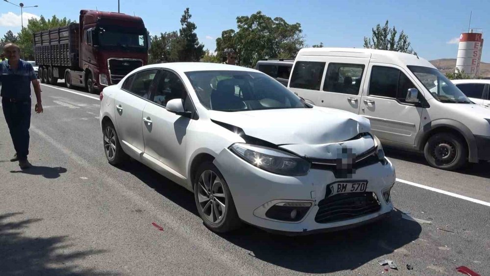 Elazığ’da trafik kazası: 3 kişi yaralandı