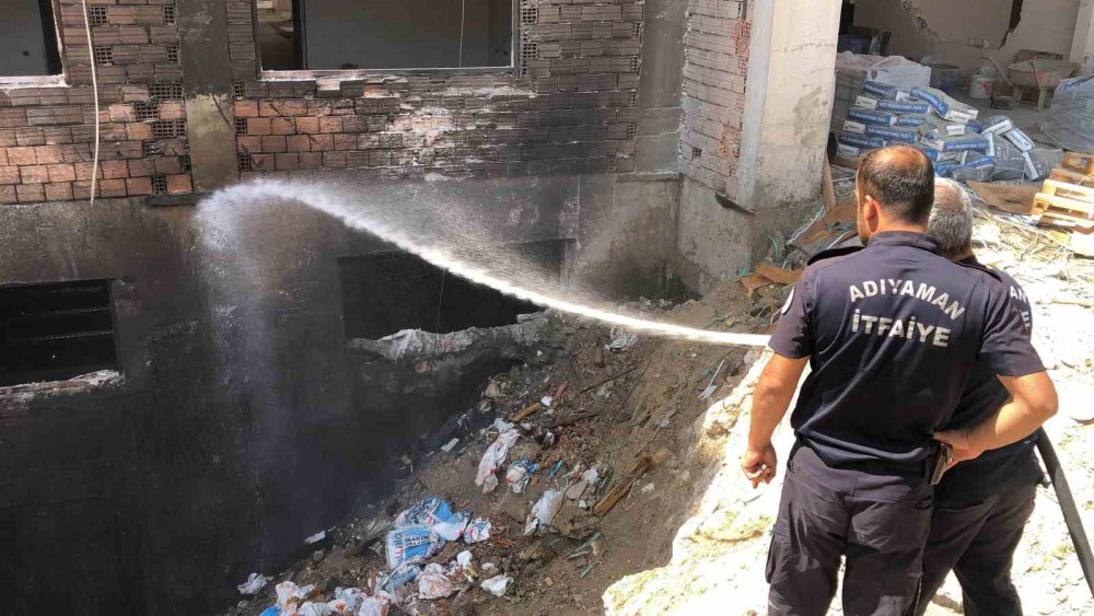 Adıyaman'da inşaat atıklarının alev alması paniğe neden oldu