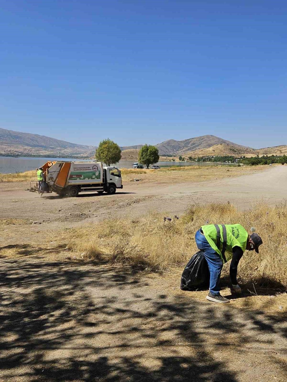 Hazar gölü çevresinde piknikçilerin bıraktığı 12 ton çöp toplandı