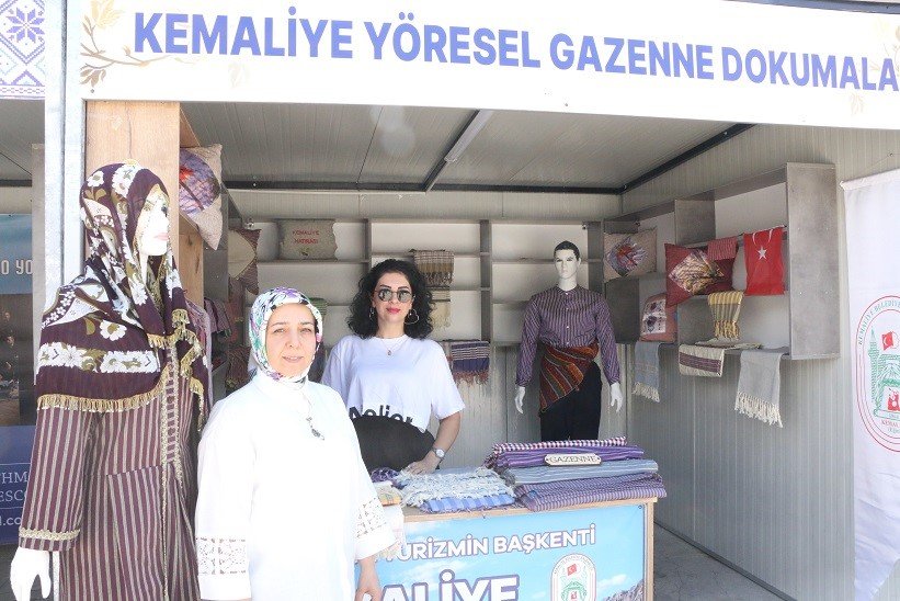 Kemaliyeli kadınlar asırlık Gazenne Kumaşını el emeği ile dokuyor