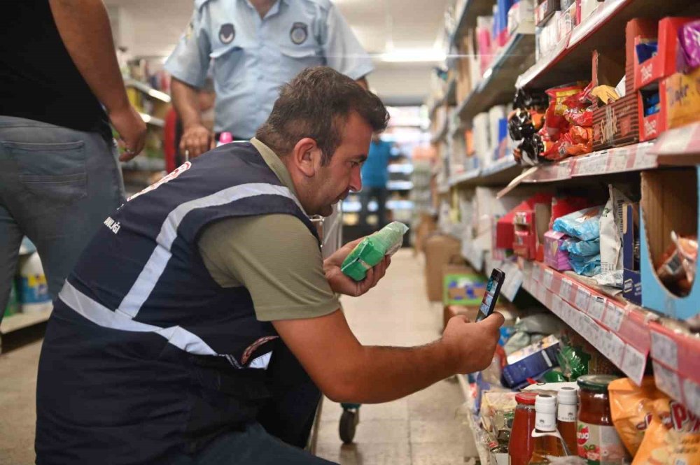 Zabıta ekipleri etiket ve kasa fiyatlarını karşılaştırdı