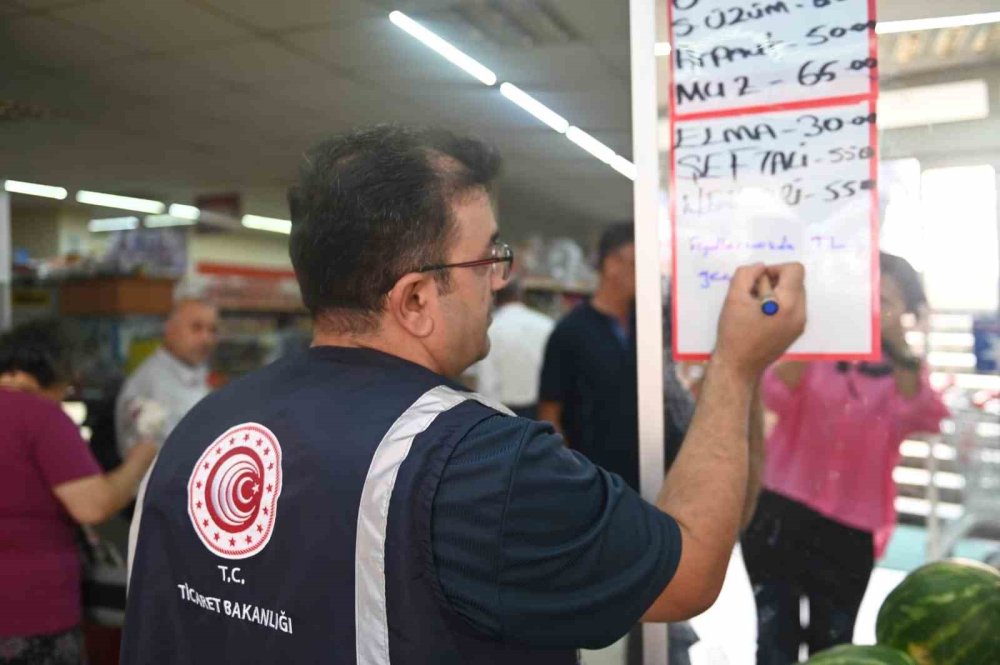 Zabıta ekipleri etiket ve kasa fiyatlarını karşılaştırdı