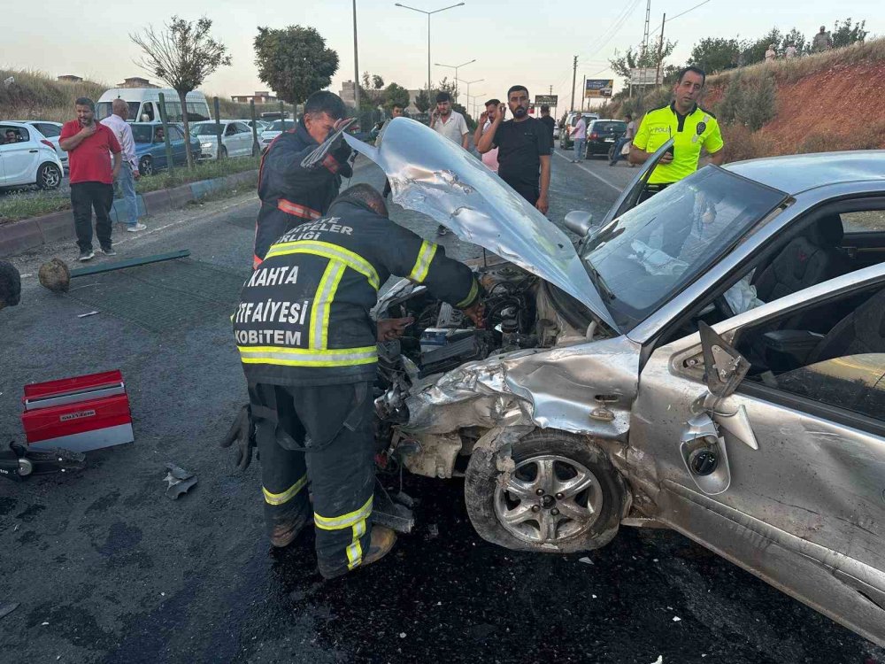 Adıyaman’da 2 otomobil çarpıştı: 2 Yaralı var