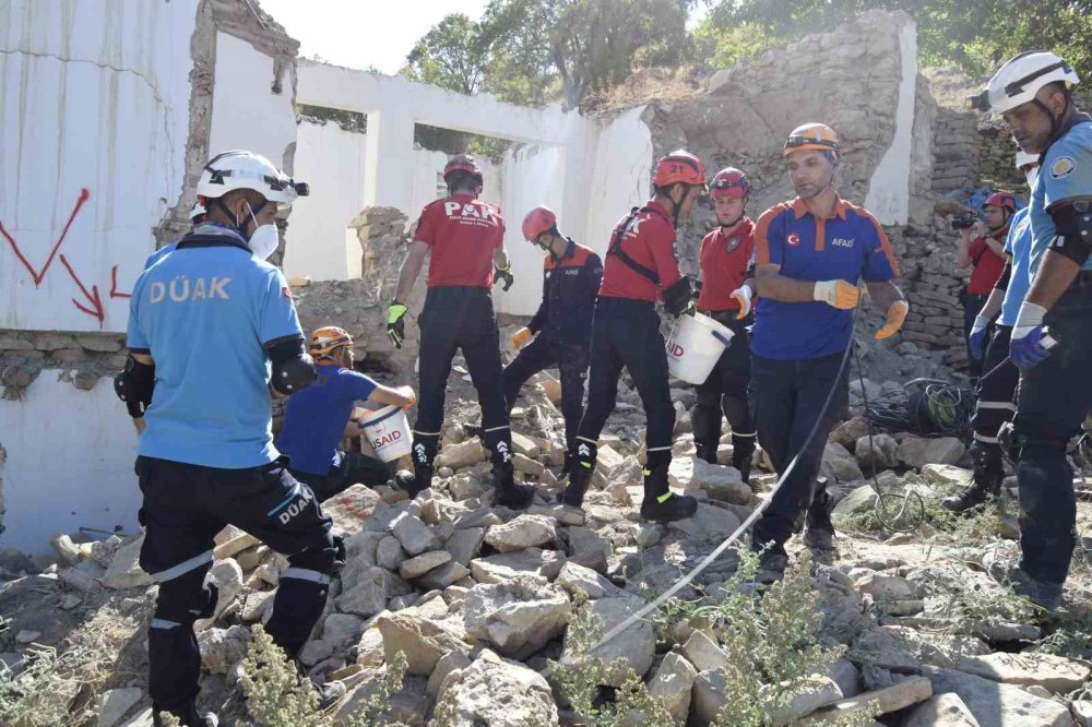 Diyarbakır'ın Dicle ilçesinde 61 personelle gerçeği aratmayan deprem tatbikatı