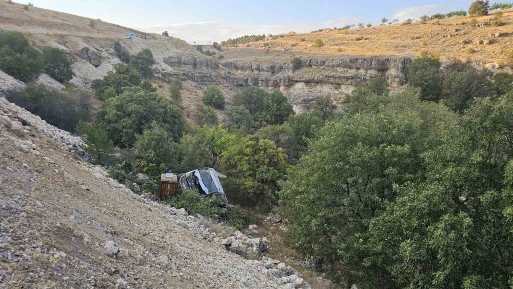 Kamyonet şarampole yuvarlandı, sürücüsü yaralandı