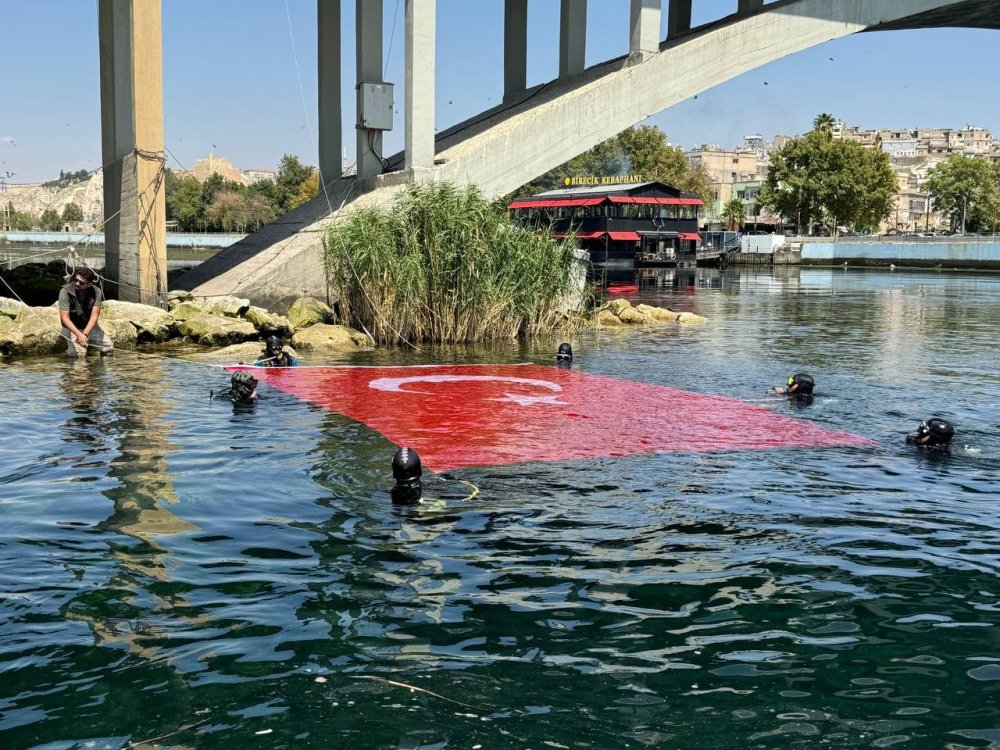 Dalgıçlardan Fırat Nehri’nde bayraklı 30 Ağustos kutlaması