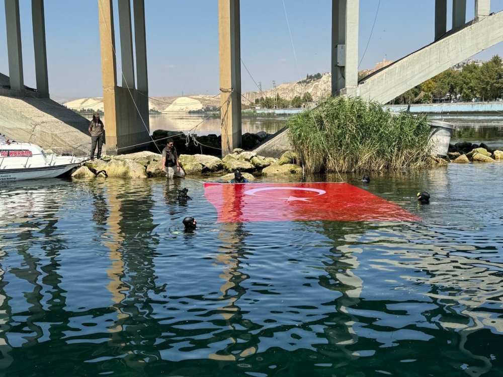 Dalgıçlardan Fırat Nehri’nde bayraklı 30 Ağustos kutlaması