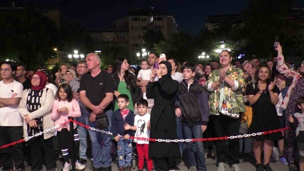 Erzurum'da Askeri bandodan Yakutiye kent meydanında 30 Ağustos konseri