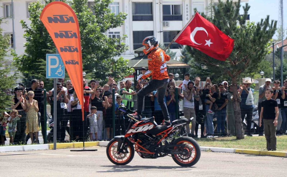 Erzincan’da motosiklet şovu hayran bıraktı