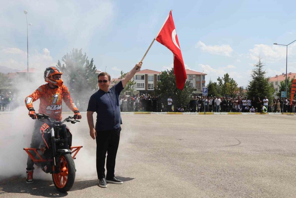 Erzincan’da motosiklet şovu hayran bıraktı