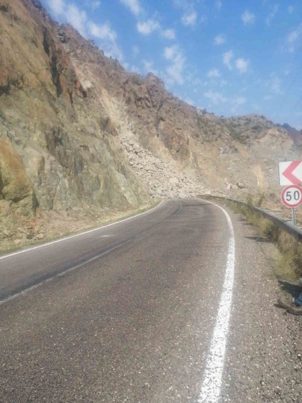 Heyelan nedeniyle Oltu - Artvin karayolu yolu ulaşıma kapandı