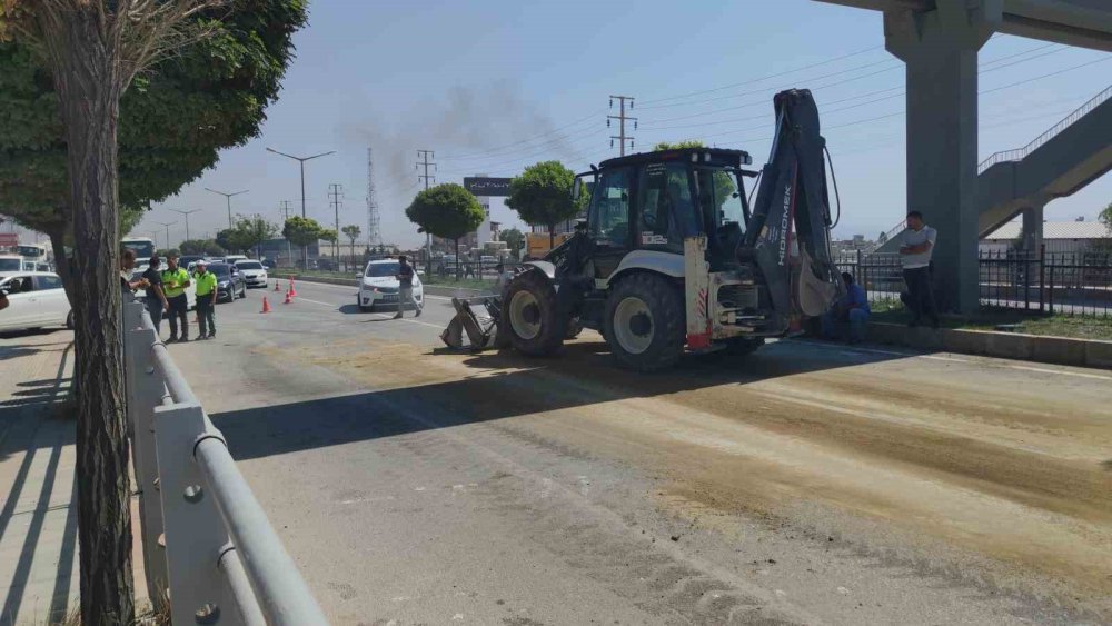 Damperi açılan kamyon üst geçide takıldı