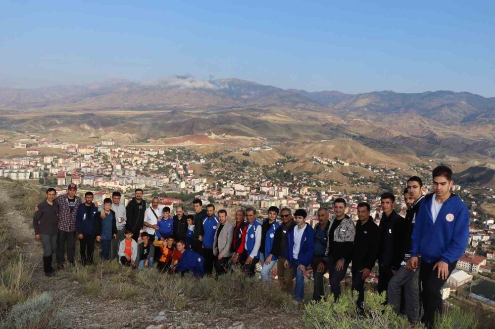 Oltu protokolü Sitare Dağı’na tırmandı ve  zirvede eskiyen Türk bayrağını yenisiyle değiştirdi