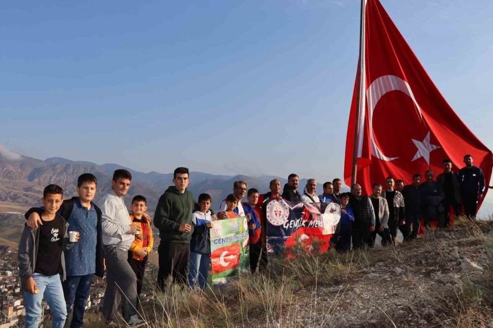 Oltu protokolü Sitare Dağı’na tırmandı ve  zirvede eskiyen Türk bayrağını yenisiyle değiştirdi