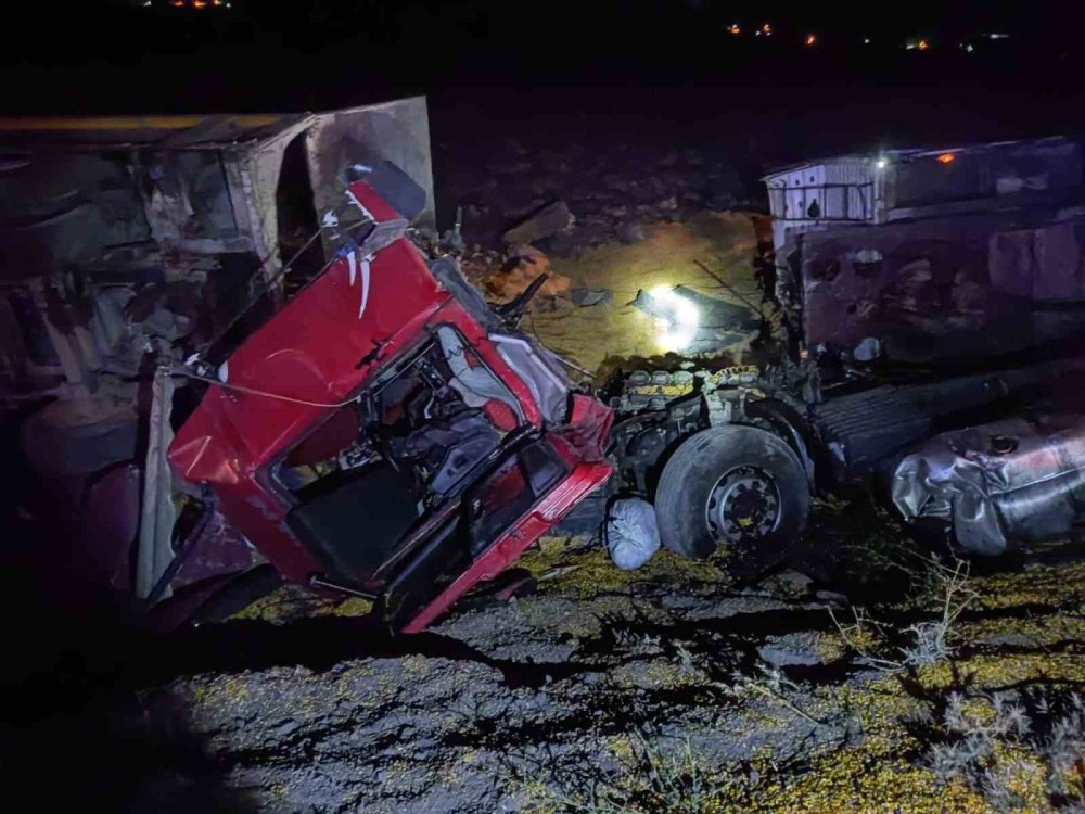 Kum yüklü tıra, mısır yüklü tır çarptı: 2 kişi yaralandı