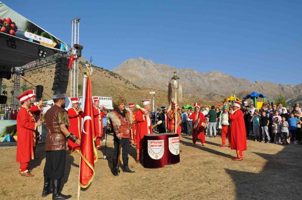 Mereto Dağı eteklerindeki Bal, Ceviz, Çilek ve Yayla Festivaline yoğun ilgi