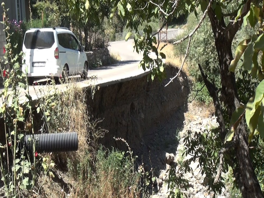 Şırnak-Uludere'de akarsu toprağı aşındırdı, köy yolu havada kaldı