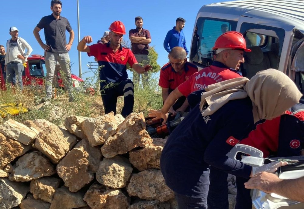 Kamyonet, beton direk yüklü vinçe çarptı: 1 kişi öldü