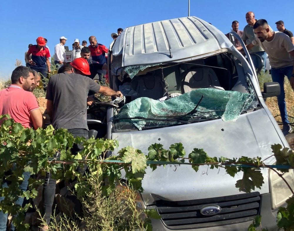 Kamyonet, beton direk yüklü vinçe çarptı: 1 kişi öldü