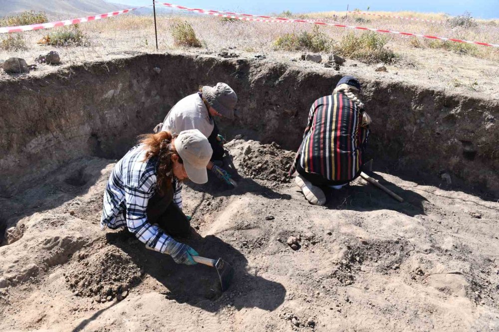 Bitlis'te bulunan 2 bin 300 rakımdaki Kef Kalesi kazısında Urartu’nun izleri araştırılıyor