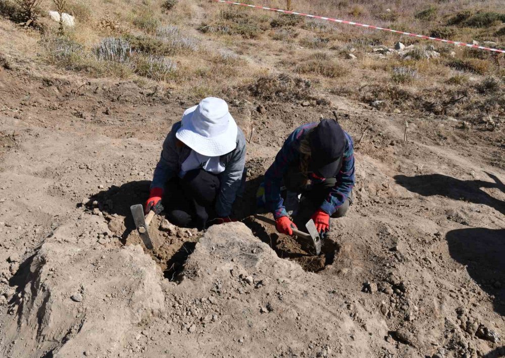 Bitlis'te bulunan 2 bin 300 rakımdaki Kef Kalesi kazısında Urartu’nun izleri araştırılıyor