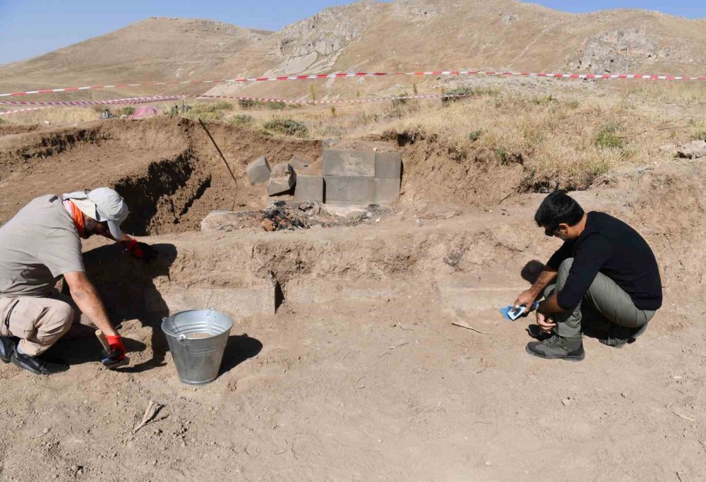 Bitlis'te bulunan 2 bin 300 rakımdaki Kef Kalesi kazısında Urartu’nun izleri araştırılıyor