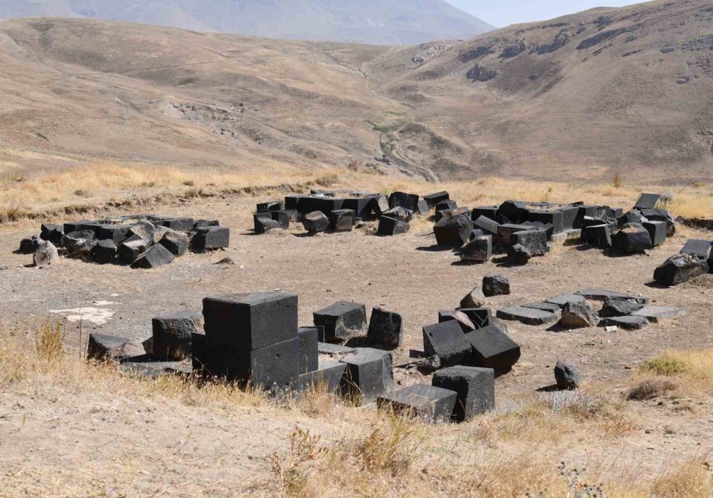 Bitlis'te bulunan 2 bin 300 rakımdaki Kef Kalesi kazısında Urartu’nun izleri araştırılıyor