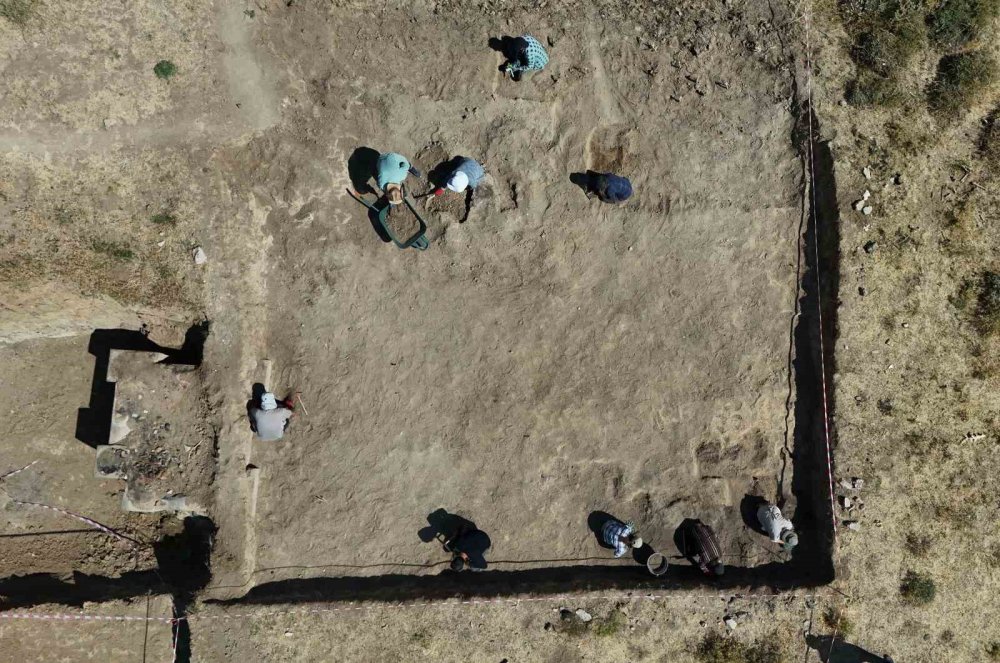 Bitlis'te bulunan 2 bin 300 rakımdaki Kef Kalesi kazısında Urartu’nun izleri araştırılıyor