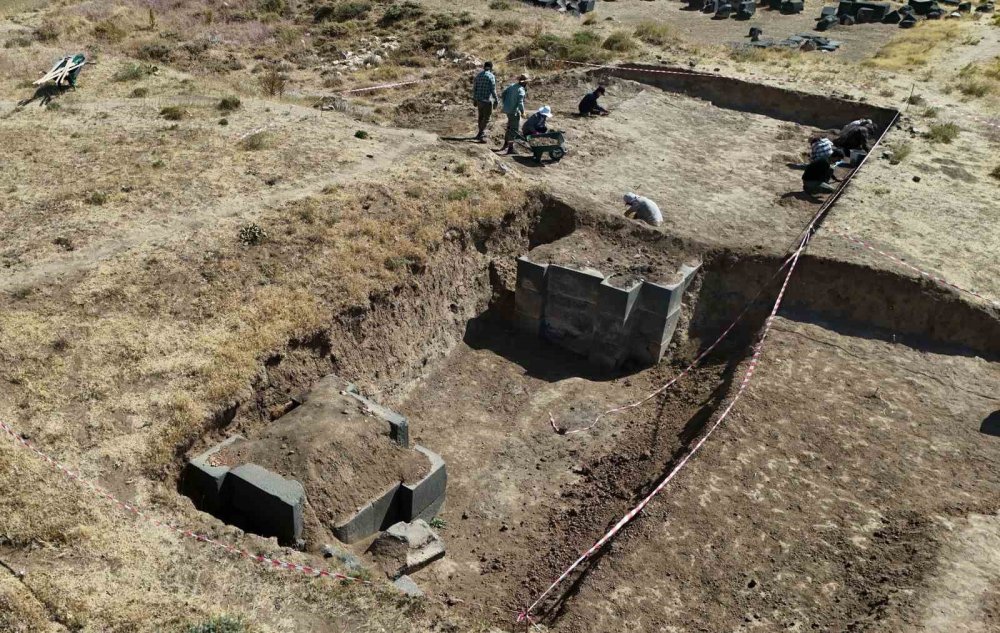 Bitlis'te bulunan 2 bin 300 rakımdaki Kef Kalesi kazısında Urartu’nun izleri araştırılıyor