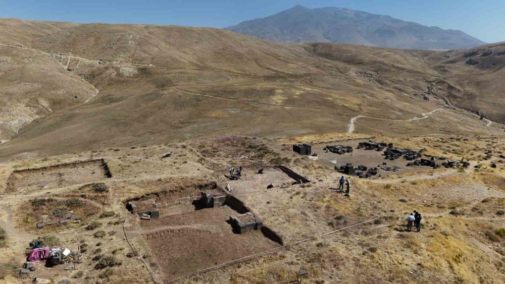 Bitlis'te bulunan 2 bin 300 rakımdaki Kef Kalesi kazısında Urartu’nun izleri araştırılıyor