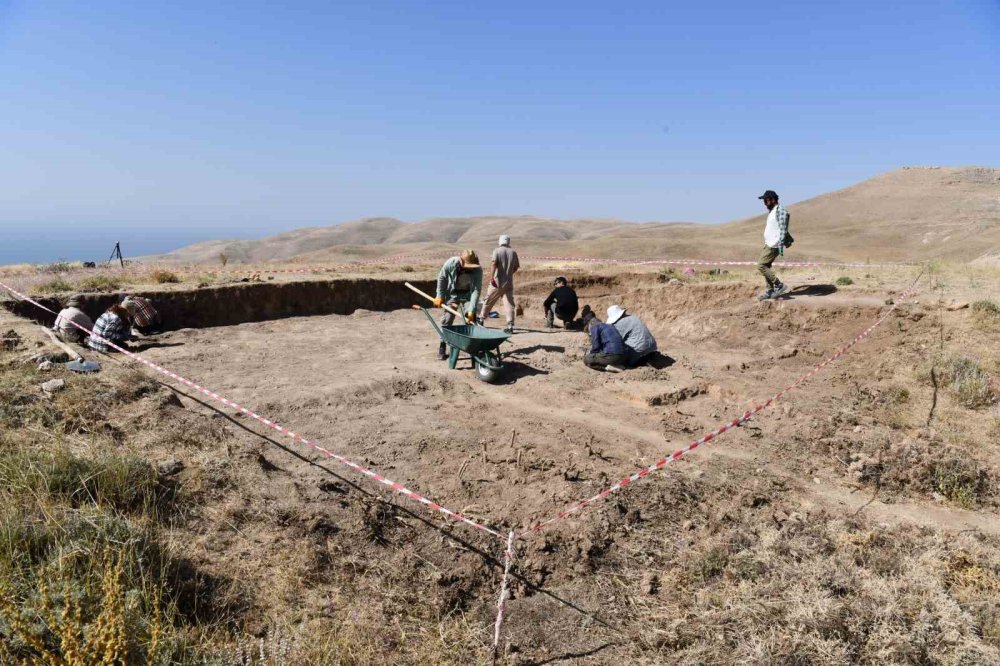 Bitlis'te bulunan 2 bin 300 rakımdaki Kef Kalesi kazısında Urartu’nun izleri araştırılıyor