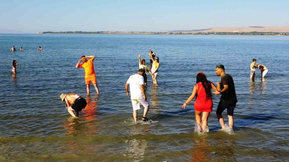 İranlı turistler Van esnafının yüzünü güldürüyor