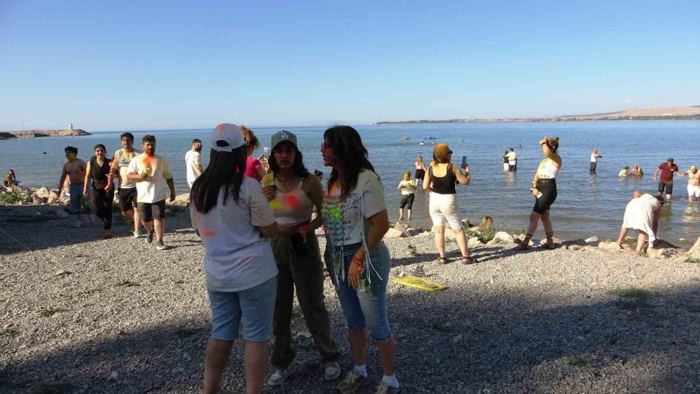 İranlı turistler Van esnafının yüzünü güldürüyor