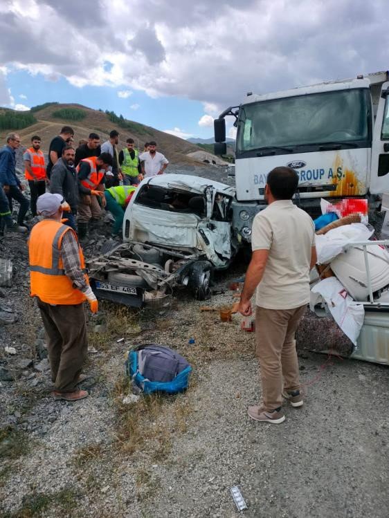 İspir’de feci kaza: 2 kişi öldü, 2 kişide yaralandı