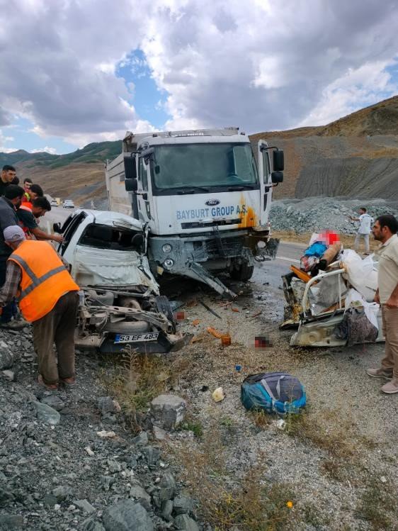 İspir’de feci kaza: 2 kişi öldü, 2 kişide yaralandı