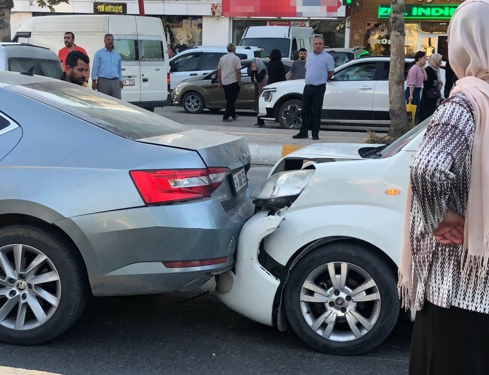 Van’da 5 araçlı zincirleme kaza: 2 kişi yaralandı