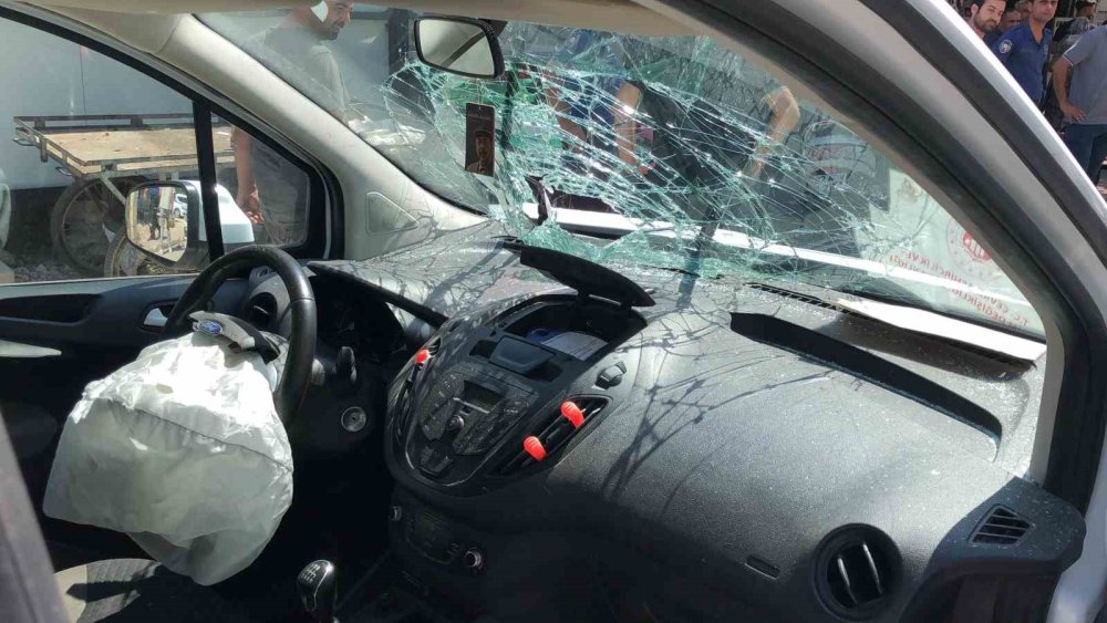 Adıyaman'da hafif ticari araç ile motosiklet çarpıştı: 1 yaralı