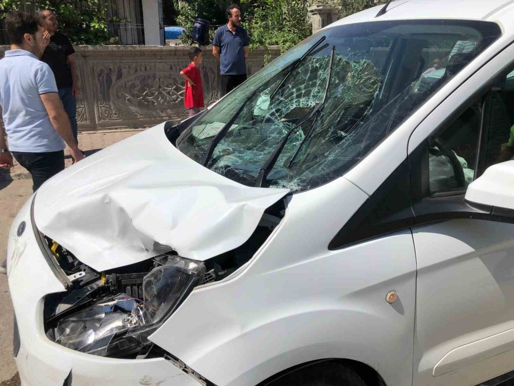 Adıyaman'da hafif ticari araç ile motosiklet çarpıştı: 1 yaralı