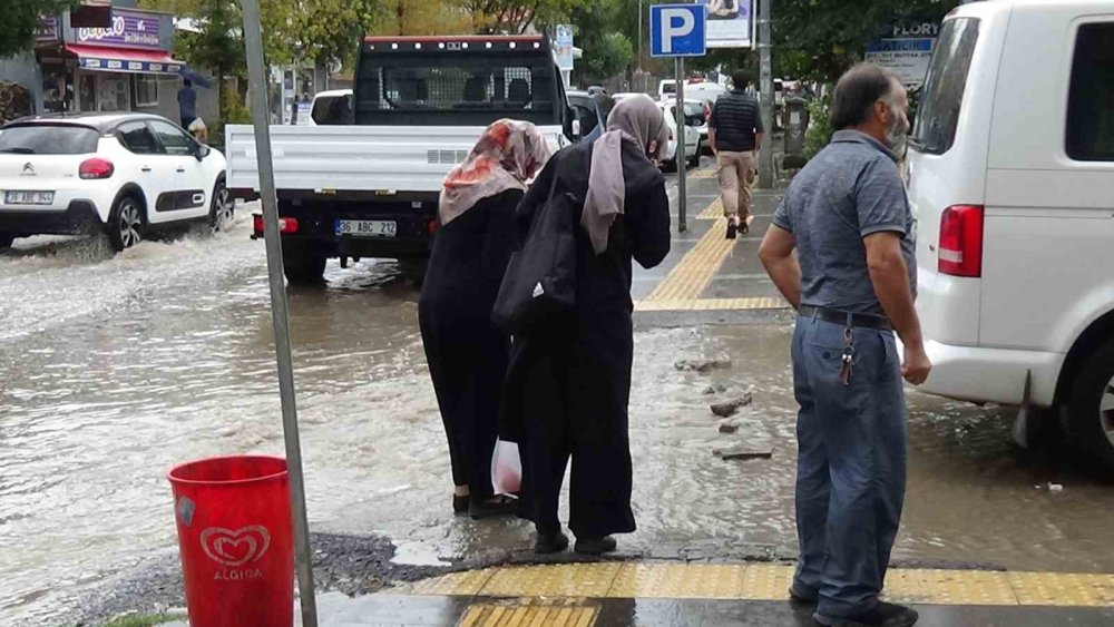 Kars’ta sağanak yağmur: Caddeleri göle döndürdü