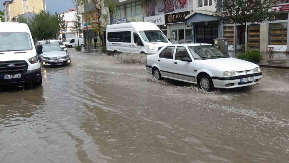 Kars’ta sağanak yağmur: Caddeleri göle döndürdü